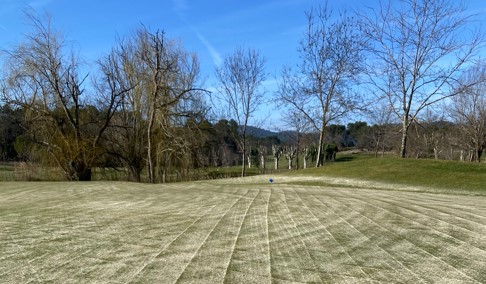 Aeration of the greens at Golf Sainte Baume: essential maintenance for quality playing surfaces. - Open Golf Club